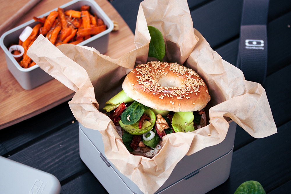Recette Bento Veggy bagel with avocado, goat cheese, honey Monbento