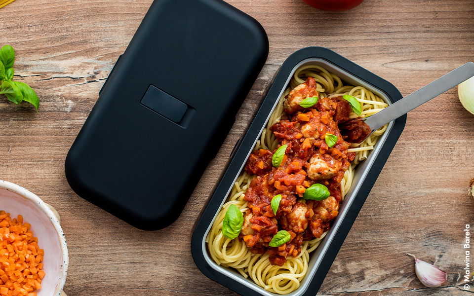 Pasta with meatballs and tomato sauce