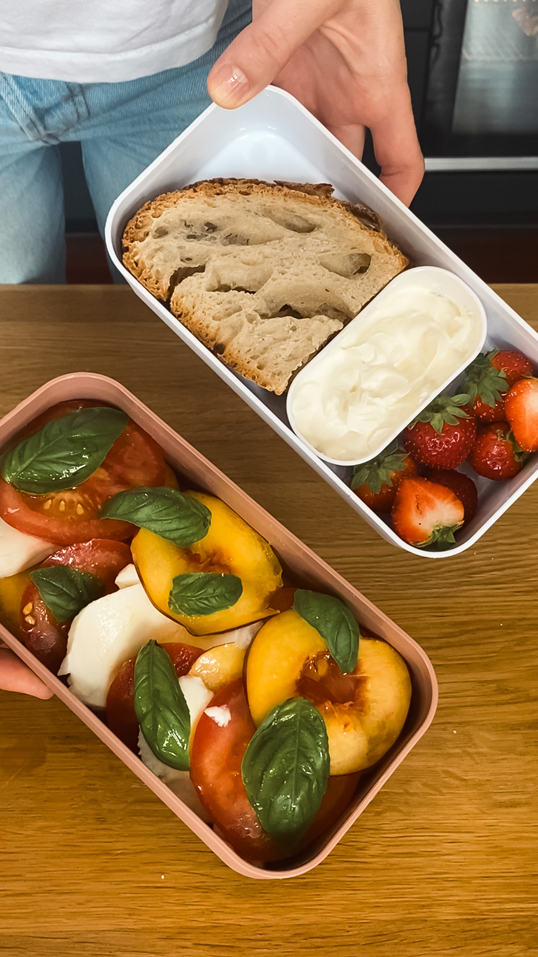 Couv-salade-tomates-pêches Tomato, Mozzarella, Basil & Nectarine Salad