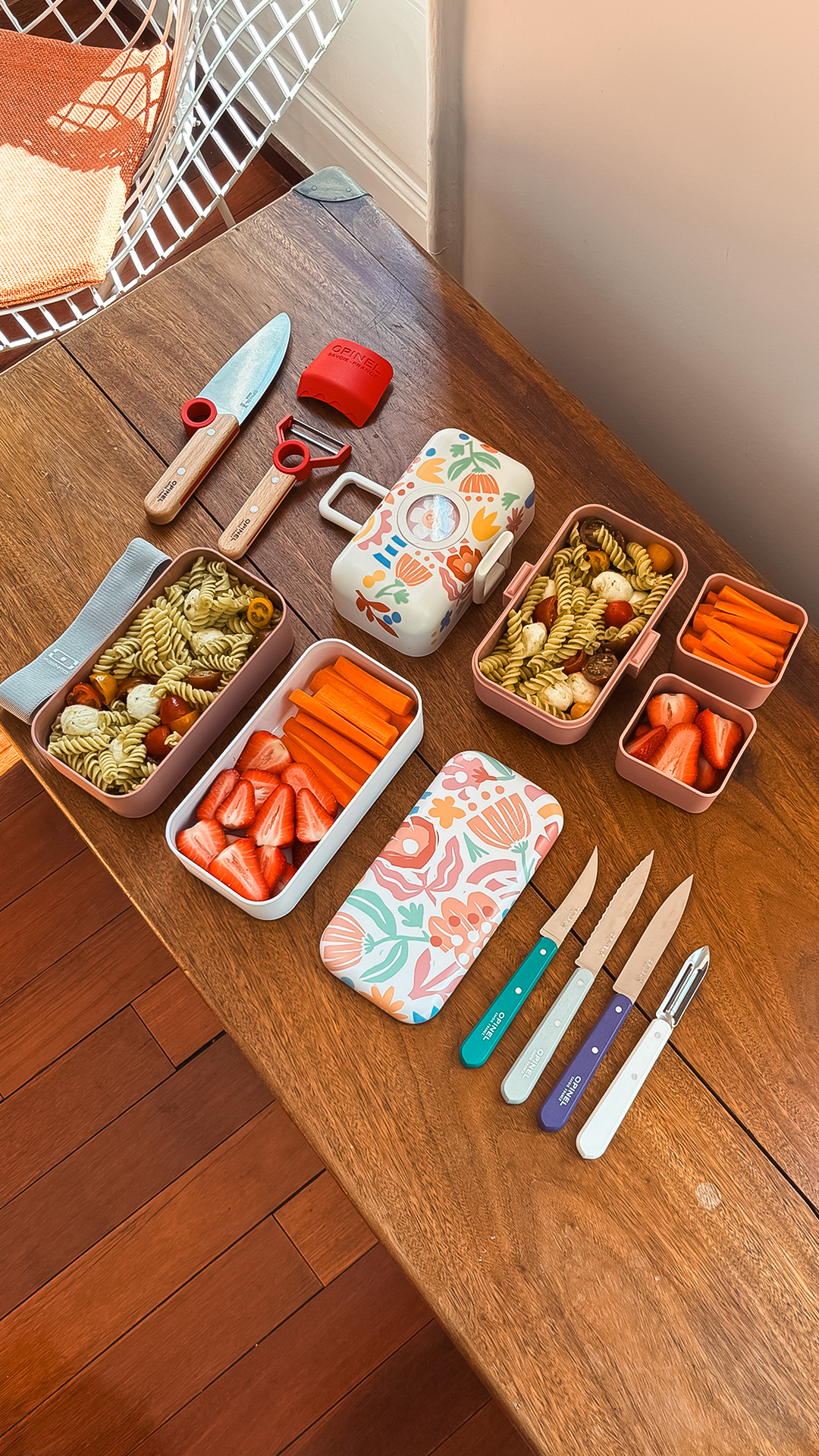 RECETTE MERE FILLE OPINEL Pesto pasta salad with cherry tomatoes and mozzarella