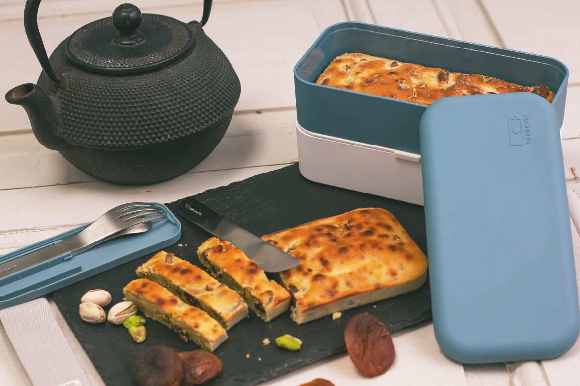 Cake apricots and pistachios