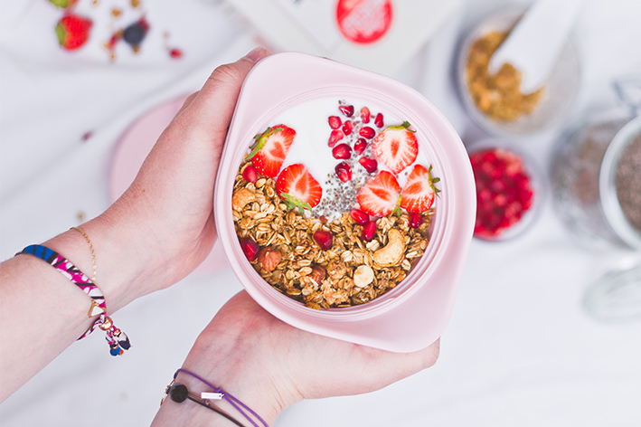 Breakfast bowl granola and berries